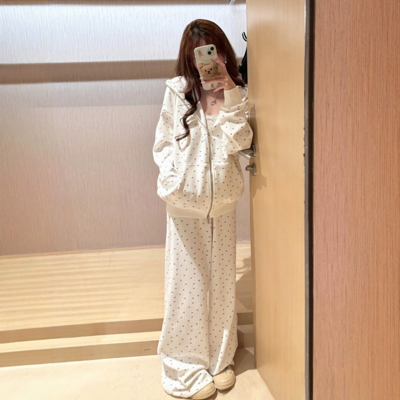 Soft and sweet, this casual sportswear set for girls features a cherry-printed jacket and wide-leg pants, perfect for autumn and winter Soft and sweet, this casual sportswear set for girls features a cherry-printed jacket and wide-leg pants, perfect for autumn and winter