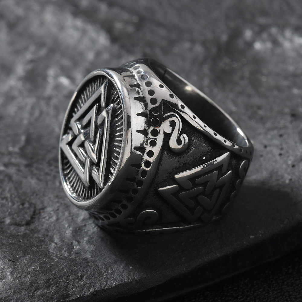 Anillo de hombre retro transfronterizo nórdico anillo triangular de fundición anillo de viento punk joyería de acero inoxidable al por mayor