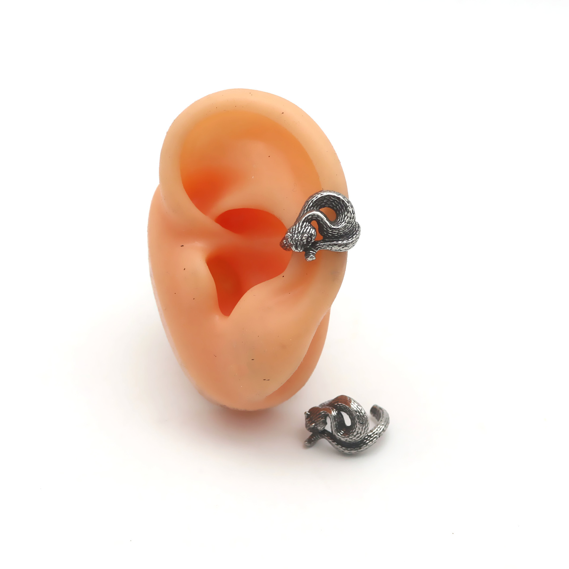 Pendiente de clip serpiente en titanio para hombre y mujer_voghion.com