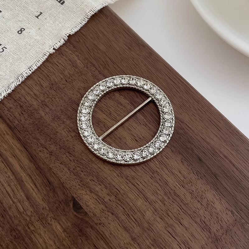 Hebilla anudada en las esquinas de la ropa mujer 2025 nuevo hebilla de toalla de seda botón de perlas de alta gama hebilla de hebilla de ropa de alta gama