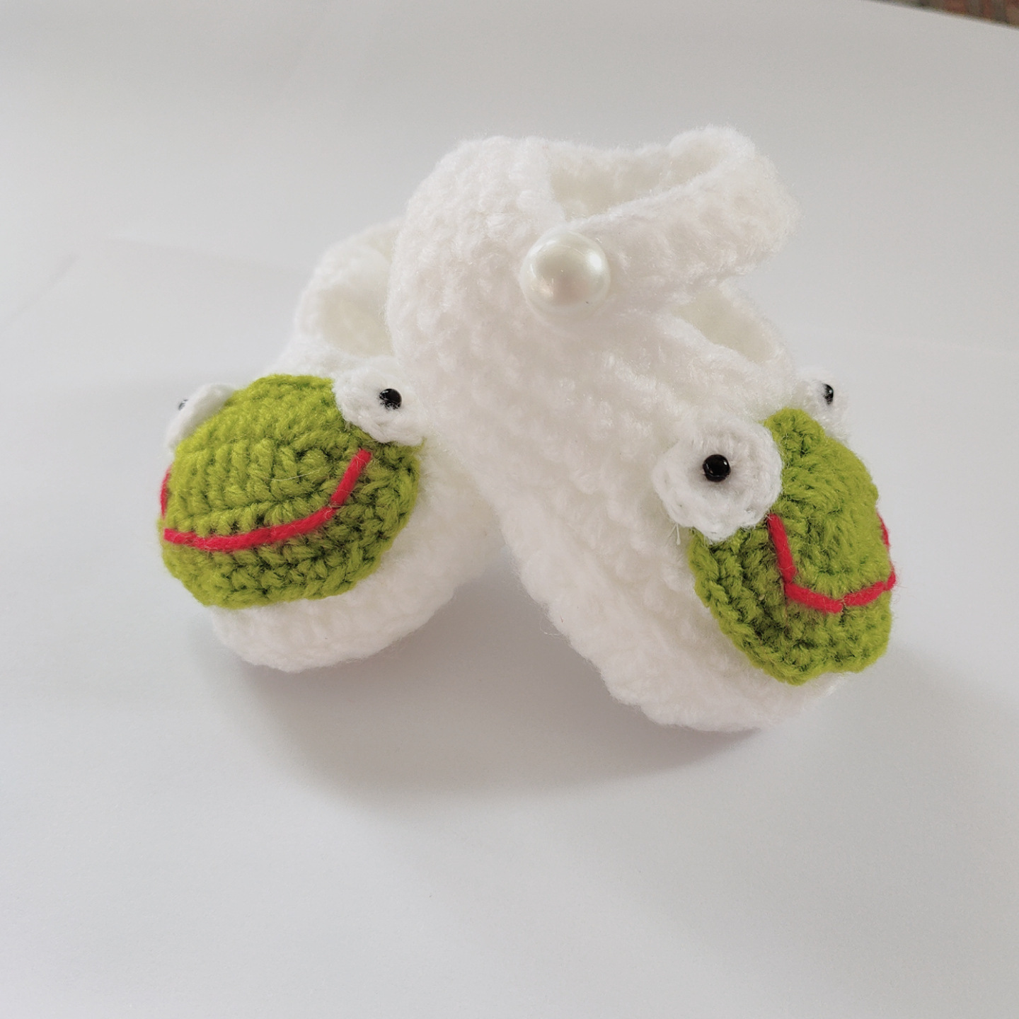 흰색 신발 + 새싹 녹색 개구리 머리