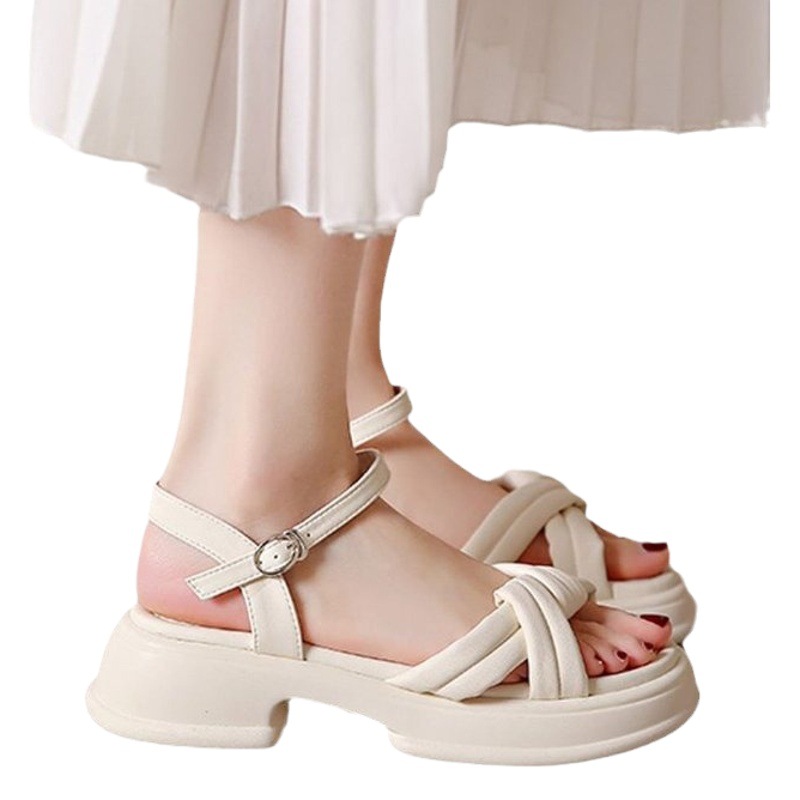 Sandalias de mujer 2024 nuevo exterior de verano con suela gruesa con una falda de hadas zapatos de playa de cuero romano