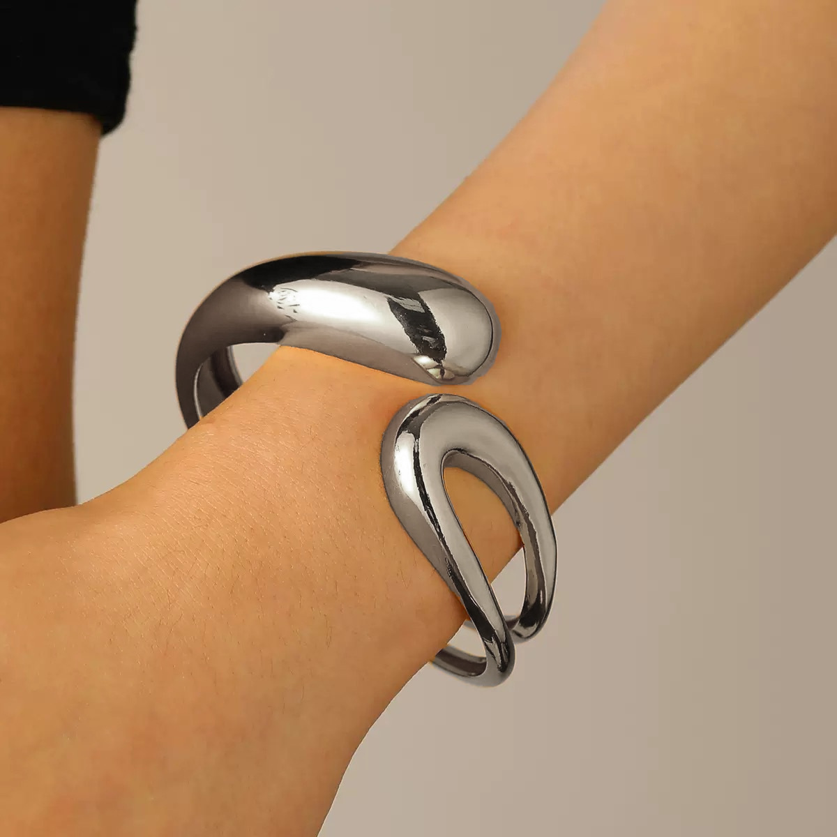 레이저 컷 아웃 + 둥근 앞코 크로스 실버