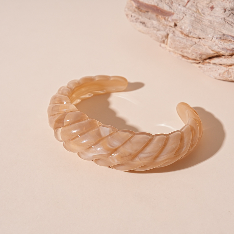 Pulseras de abertura de geometría de hilo acrílico retrógrado simple y exagerado temperamento de alta calidad para mujeres