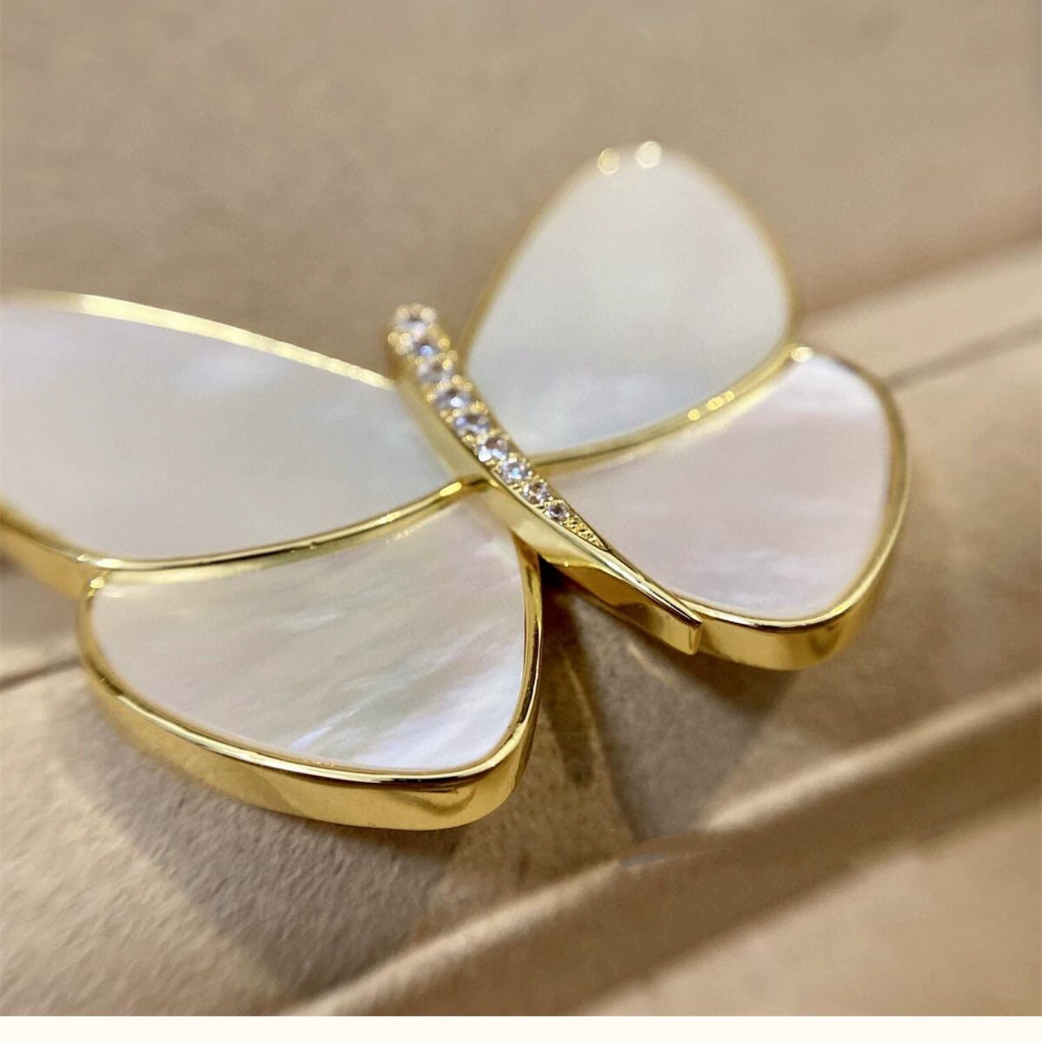 Брошь-бабочка, в том же стиле ночной лодки, выход из кокона в бабочку, белая фритиллярия, простая, маленькая ароматная бабочка