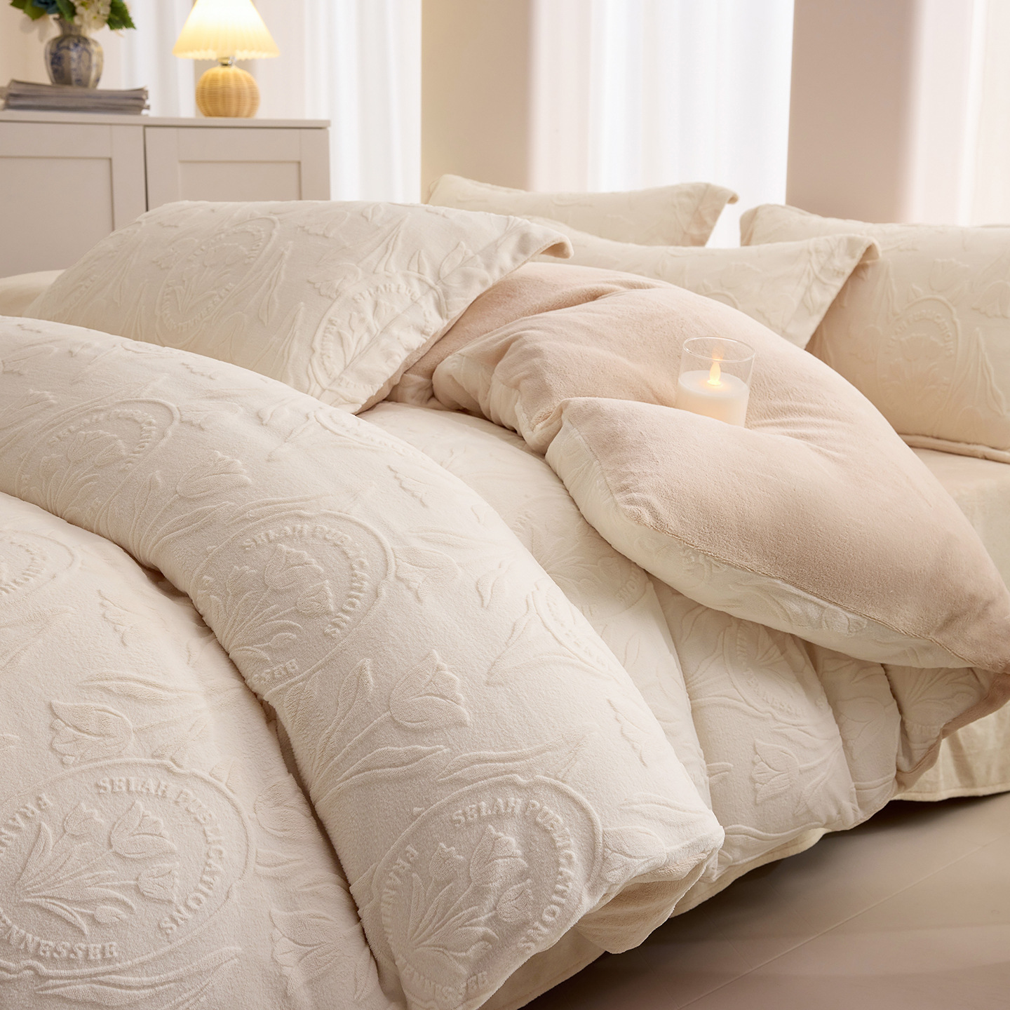 Una clase de cuatro piezas de seda de leche engrosada de alto peso 5D esculpido edredón cubierta sábanas de cama de invierno Kits de calor