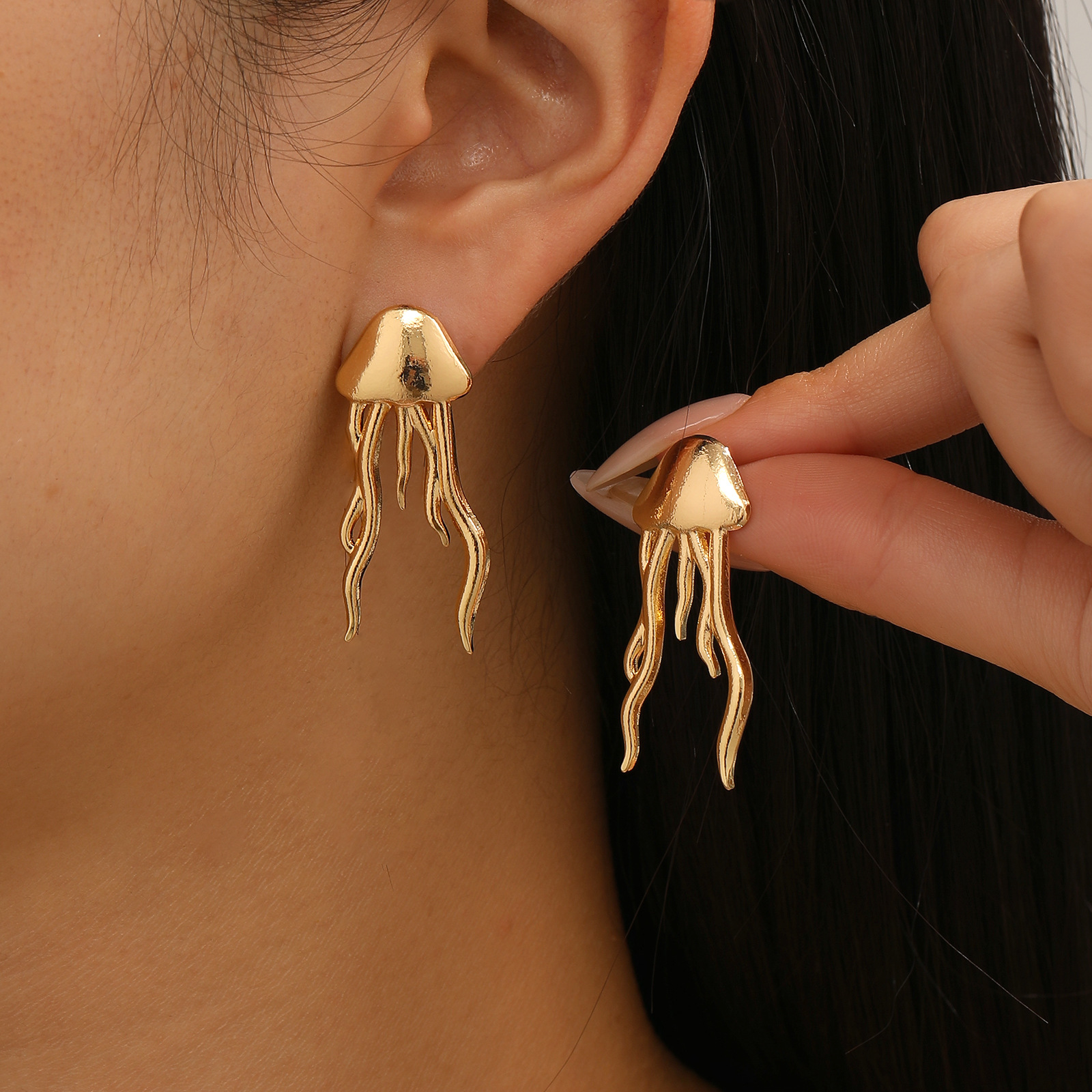 Pendientes brillantes de acero de titanio chapados en oro con forma de medusa, estilo INS, sencillos, elegantes y con personalidad, con borlas, a la moda.