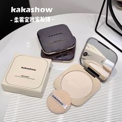 Kakashow絨毛霧定化粧の蜜粉餅は繊細で肌をくっつけて自然にカバーします。