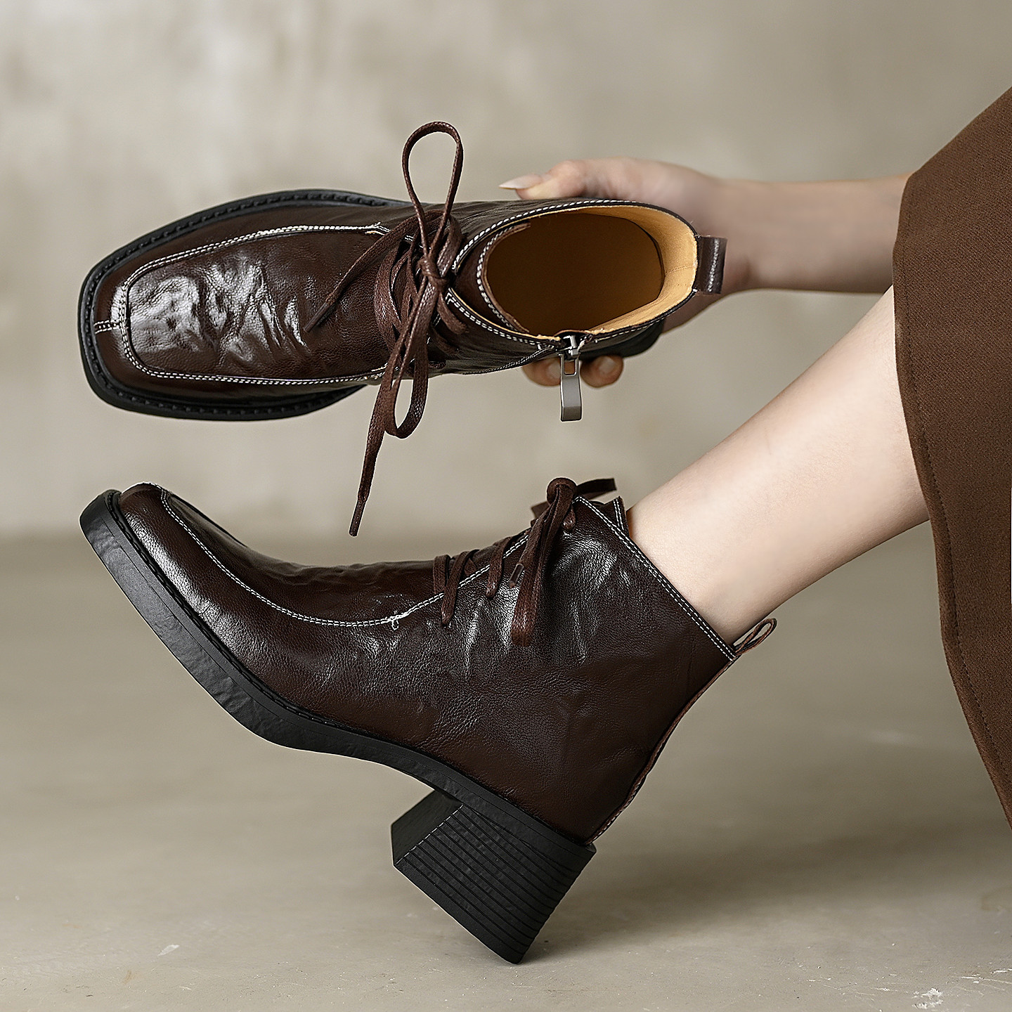 Boot nữ mũi vuông dây buộc da dê cao gót cổ ngắn lót nhung — Lớp lót nhung đen