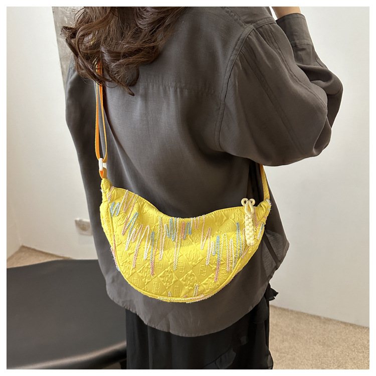 The new 2024 fashionable canvas versatile dumpling bag, a simple and stylish single-shoulder bag for commuting ladies with a high level of appearance Application Scenario