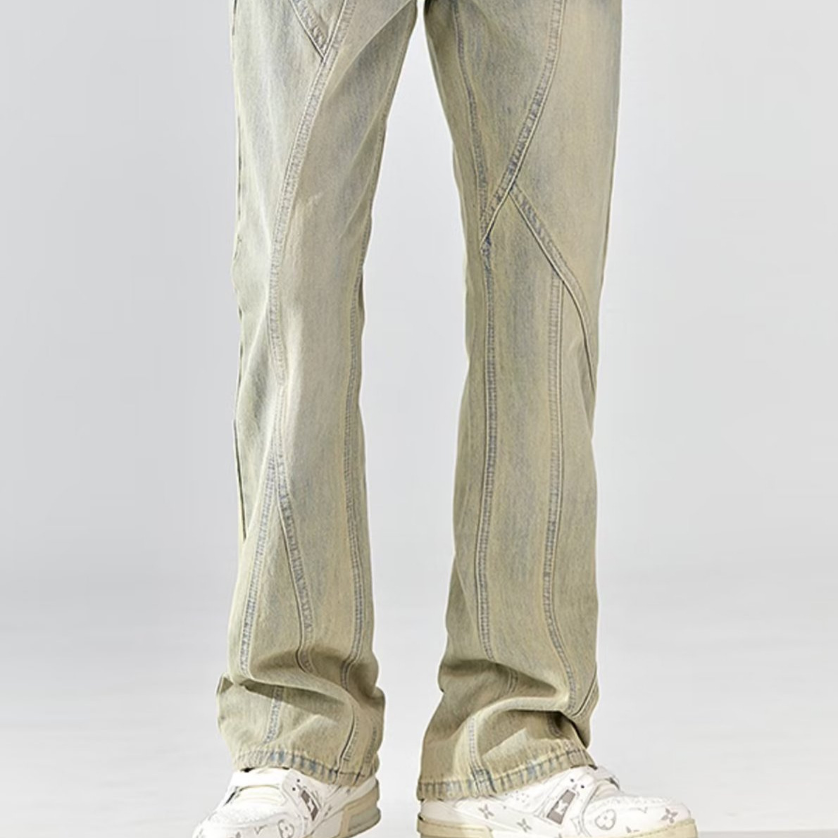 Vaqueros teñidos de barro amarillo lavados y desgastados de la calle principal americana