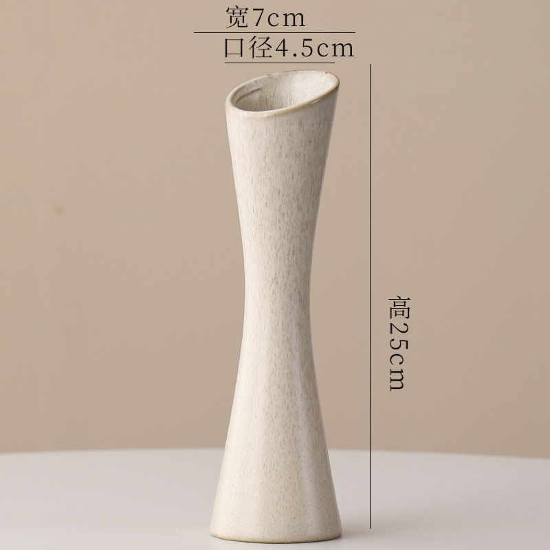 陶磁器の花瓶の水培花は寂しい風があります。