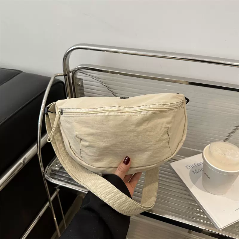 跨境新款日韩系马鞍包女超轻防水斜跨百搭通勤饺子包纯色腋下单肩