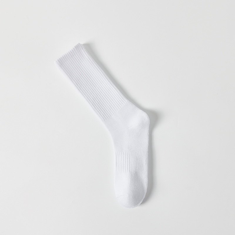 靴下の女性の秋冬の中筒の靴下の女性の日本の純色の積み重ねの靴下のinsの潮は腰のスポーツの靴下の黒い白いストッキングを束ねます。