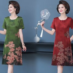 お母さんはプリント半袖ワンピースのチャイナドレスを着ています。