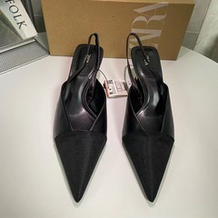 靴の細い靴と先のボタンを合わせて色を合わせた後、空の靴の牛革ファッションの小さい香りの風の中で包頭サンダルの潮女と