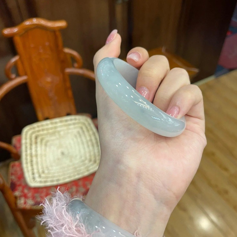 Vòng tay ngọc bích tự nhiên Miến Điện loại A băng màu, dưỡng ẩm cao cấp chi tiết 3