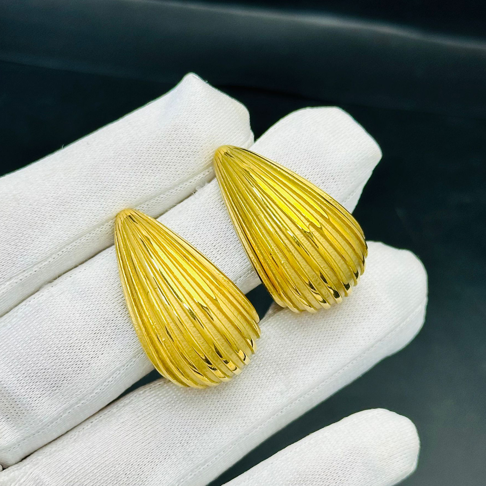 Comercio exterior Europa y Estados Unidos rayas huecas de alta calidad pernos de acero de titanio chapados en oro 18K composto textura pendientes esféricos para mujeres