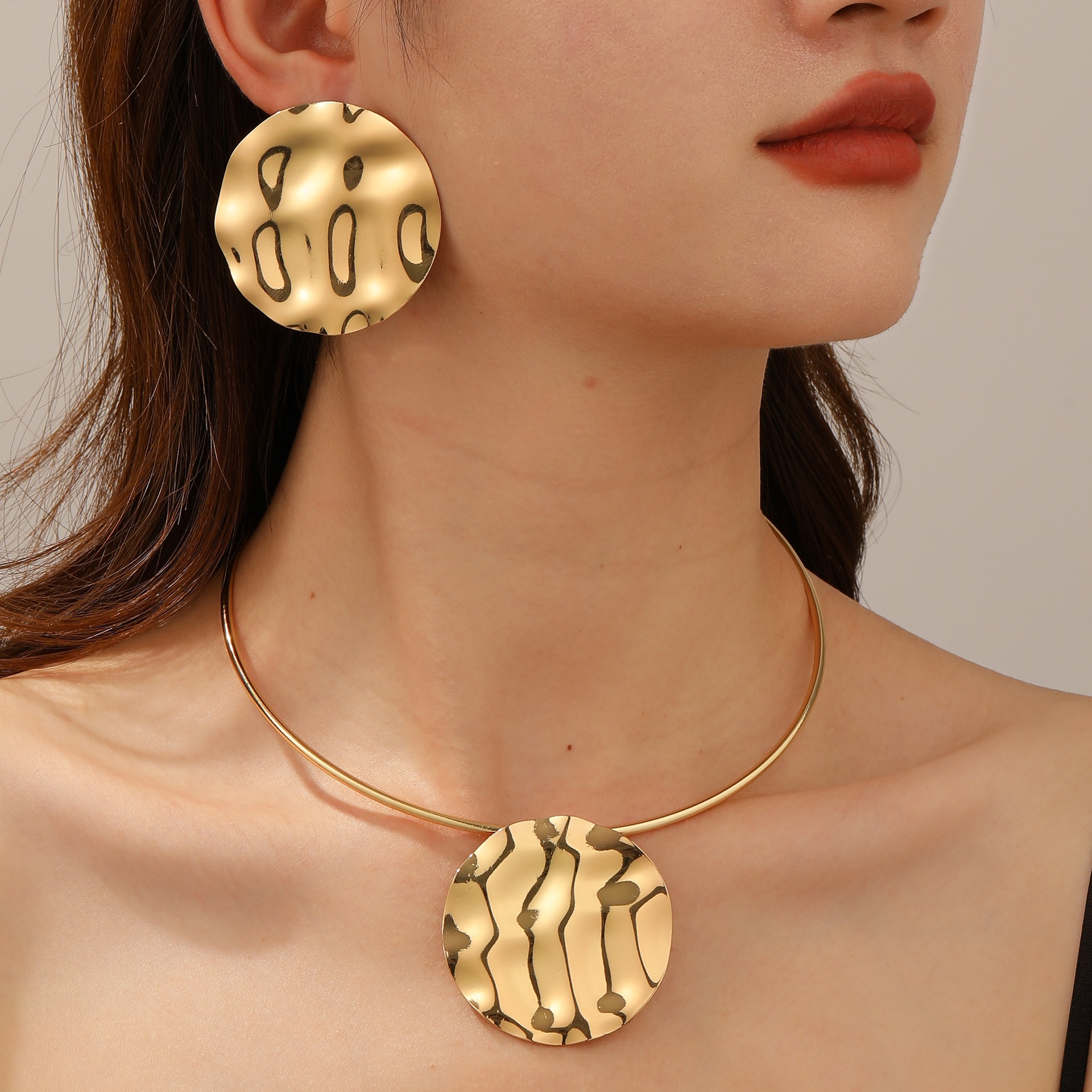 Joyas transfronterizas europeas y estadounidenses collar de pétalos metálicos irregulares de moda simple collar de collar de hierro