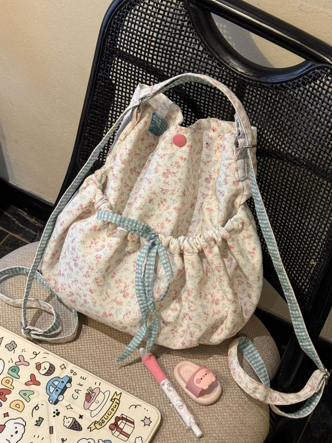 Mochila com laço floral rosa, especialmente projetada para mulheres, outono/inverno 2025, novo estilo coreano, bolsa de ombro plissada de grande capacidade para deslocamento._voghion.com