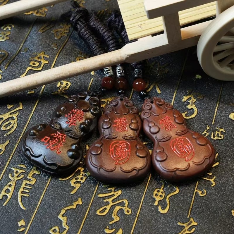 天然雷撃棗木紫薇平安瓢箪ペンダントはストラップを身に着けています。|undefined