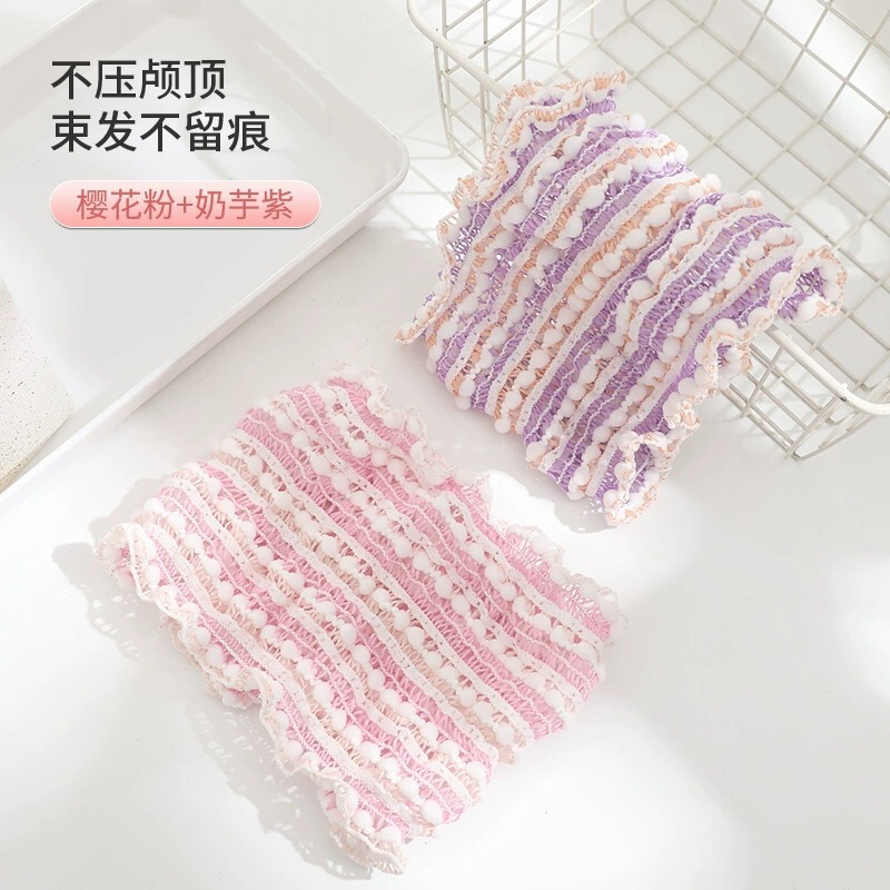 広い縁の女性の弾力性の顔を洗って髪を縛ってマスクをつけます。|undefined