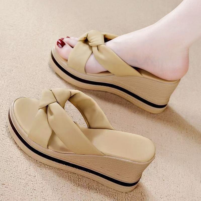 2026 nuevo comercio exterior de verano de cuero suave tacones gruesos aumentan la altura de los dedos de los dedos de la moda universal zapatillas de tacones altos