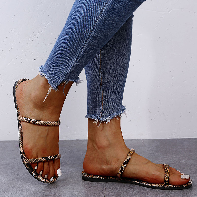2021 New European and American fashion slippers, women's flat flip-flops, leopard print one-piece flip-flops, women's export large size wholesale undefined