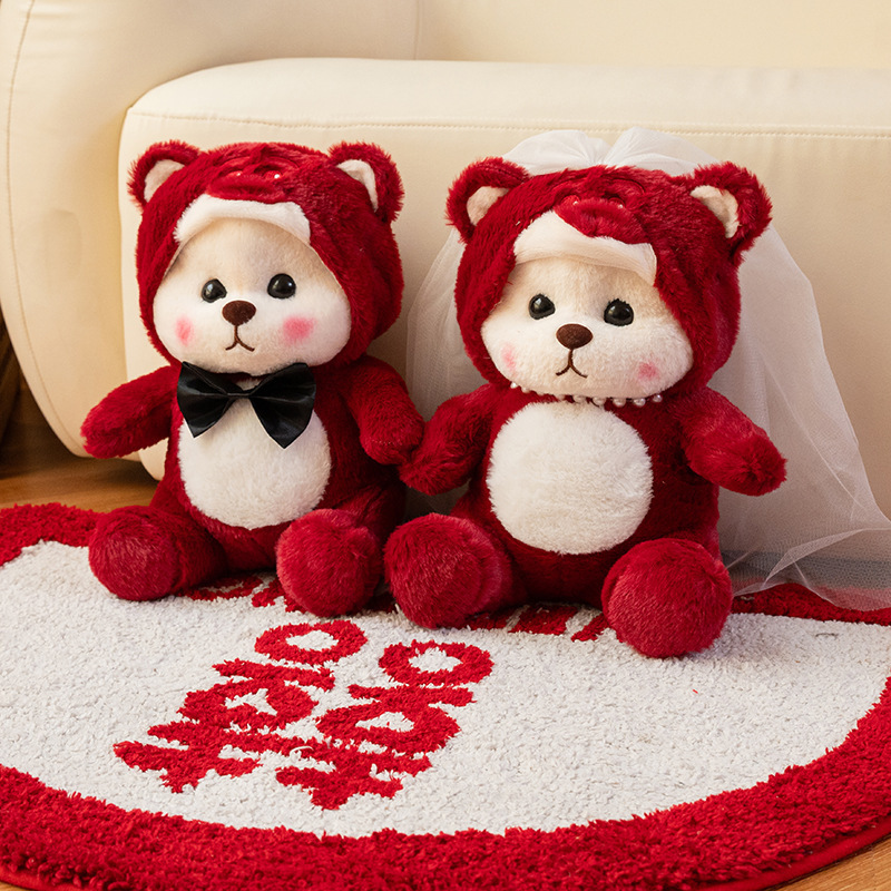 赤ちゃんの結婚用品の結婚祝い人形の熊が枕を抱いて結婚する部屋の配置をして新人にプレゼントします。|undefined