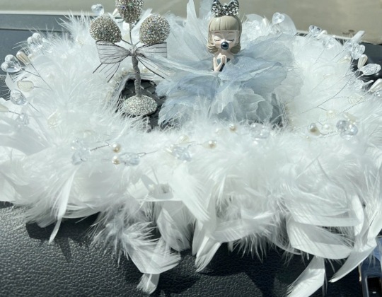adornos de automóviles blancos grandes plumas almohadilla antideslizante amor almohadilla de cuentas diosa adornos de automóviles regalos de vello corto