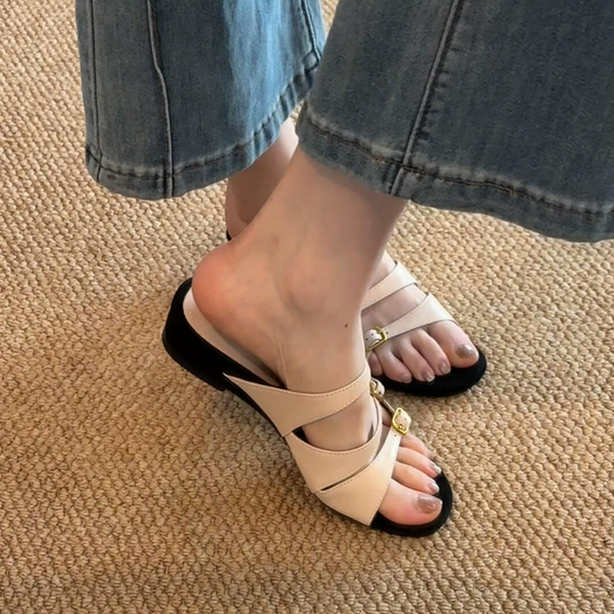 Universal slippers with a strap, french style