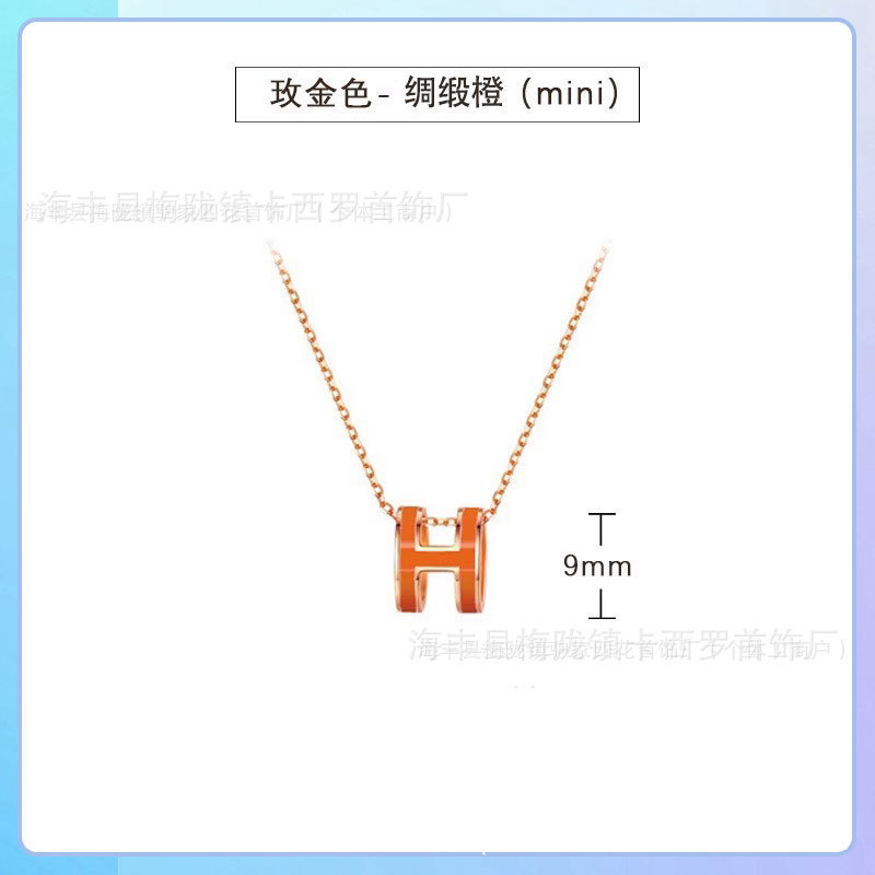 Aijia 銅合金メッキ 18KH レターネックレス、女性用クラシックエナメルペンダント、軽くて豪華なニッチな鎖骨チェーン、親友へのギフトに最適|undefined