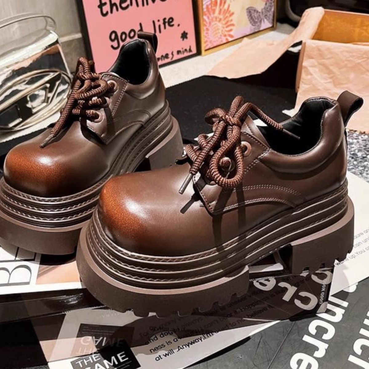 Zapatos de cuero europeo de tres capas de fondo de 8 cm de espesor, zapatos de cuero JK, zapatos de mujer de cabeza grande.