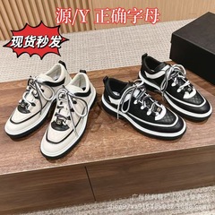 高バージョンの小香風白靴は早春の新型の白黒の色合わせの格菱熊猫靴の女性のファッションの本革のカジュアルシューズです。