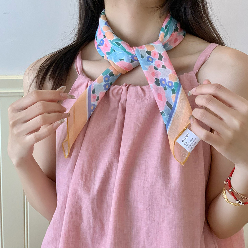 Flores toallas cuadradas nuevas versiones coreanas ins frescas, suaves y dulces, accesorios de bufandas de seda delgadas, bufandas de cuello, cinta de paquete
