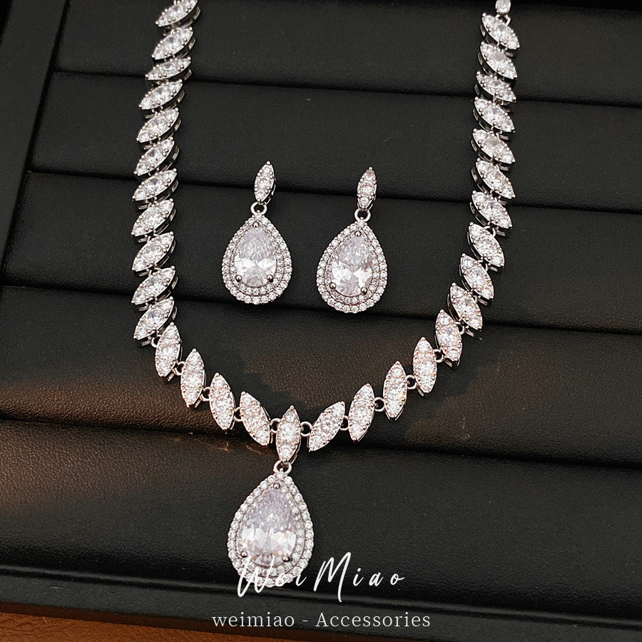 Collar de hebilla de gota de agua de piedra de silicio ligero de lujo nicho de alto nivel sensación de cadena de clavícula temperamento personalidad conjunto de joyería al por mayor image 1