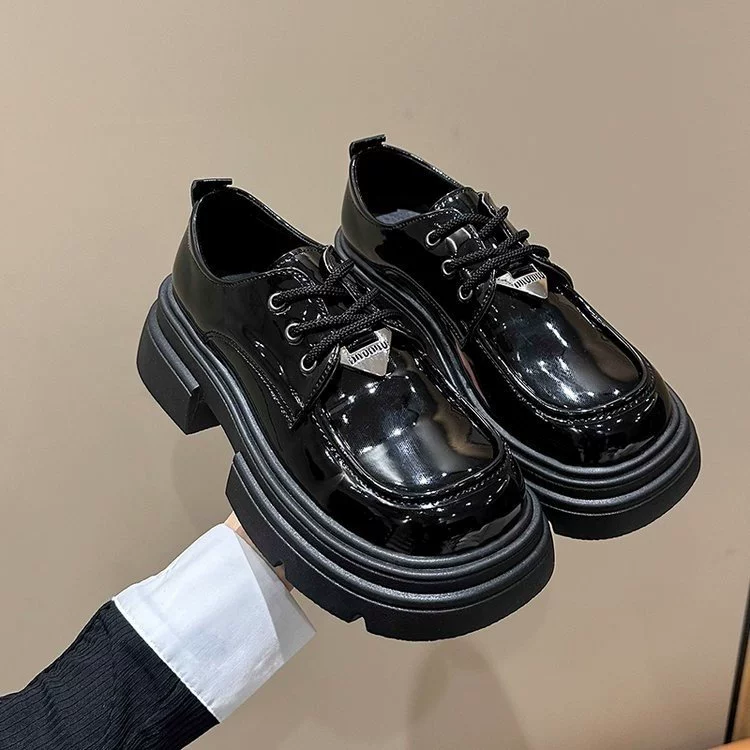 Маленькие кожаные туфли в британском стиле для женщин, новинка весны 2024 года, универсальные однослойные туфли на шнуровке и толстой подошве, увеличенные черные лоферы