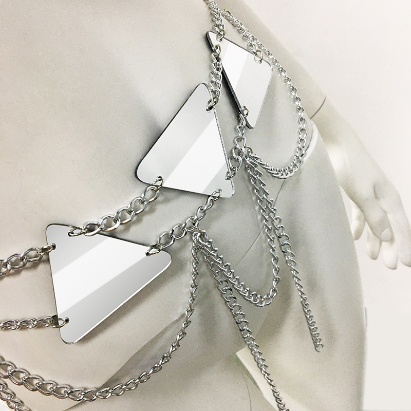 Title 15, Outfit da palco con pannelli a specchio metalli...