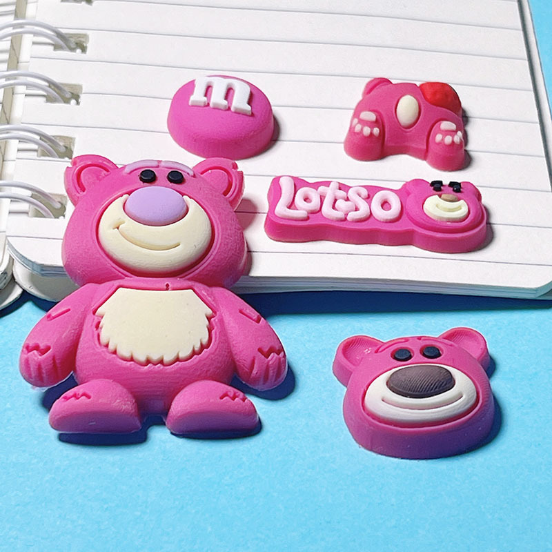 Oso de fresa de dibujos animados de PVC flexible pegamento accesorios de la joyería caja de almacenamiento de la cáscara del teléfono móvil caja de papelería agujero zapatos gran vientre taza parche