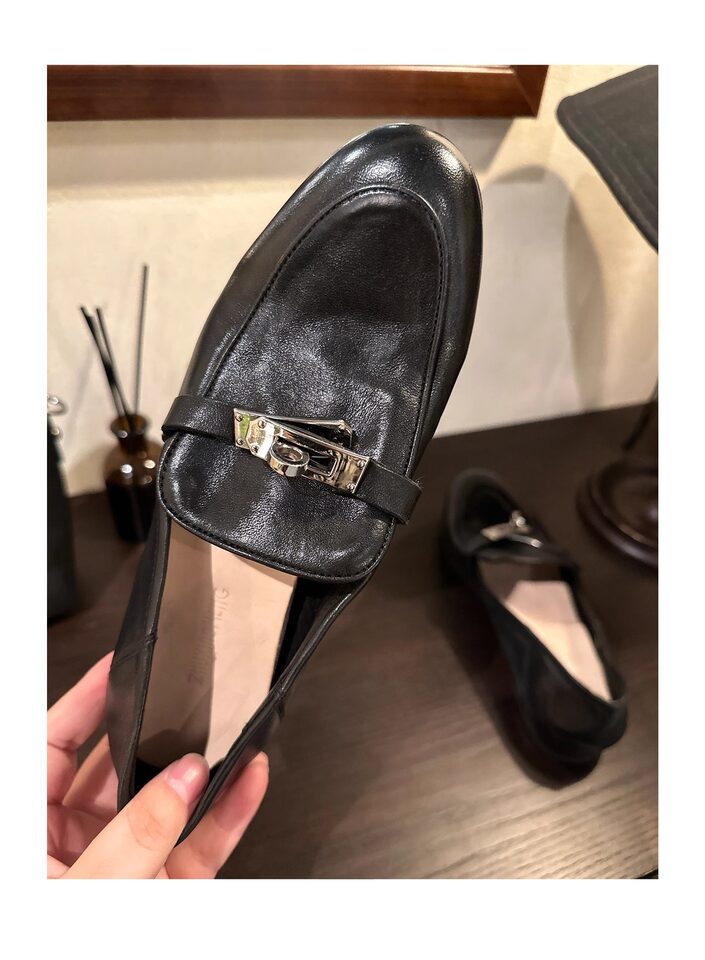 Giày lười nữ da bò khóa kim loại phong cách Anh, mũi tròn, gót thấp 1–3 cm — màu nâu, màu đen chi tiết 33
