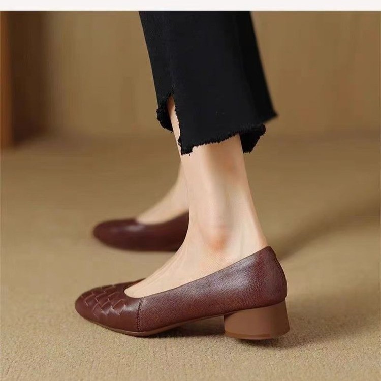 Cabeza cuadrada tejida confortable y superficial zapatos de cuero suave suela suave primavera y verano de 2026 zapatos de mujer retro nuevos zapatos de soja para mujeres
