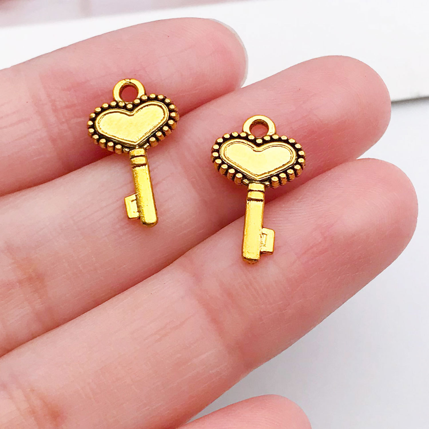 11091-X-古金锌合金桃爱心形钥匙19x9-0.4g