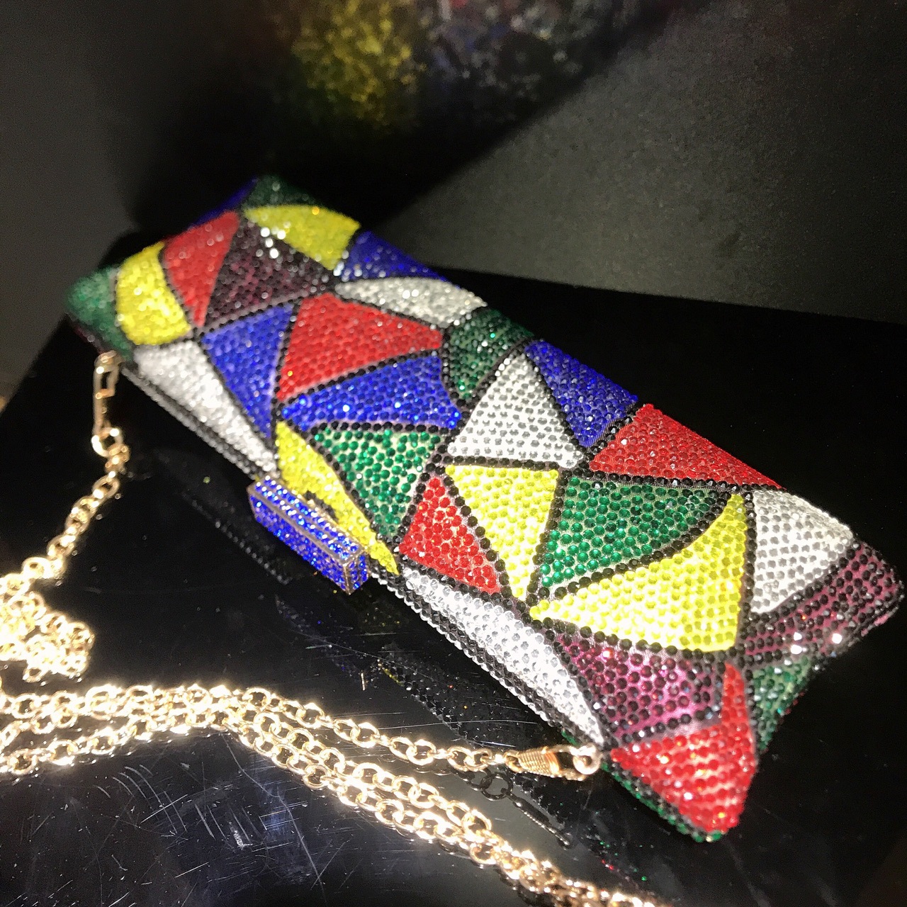 Túi clutch dạ hội hình tam giác kẻ sọc kim cương tương phản màu nóng — Màu đen chi tiết 4