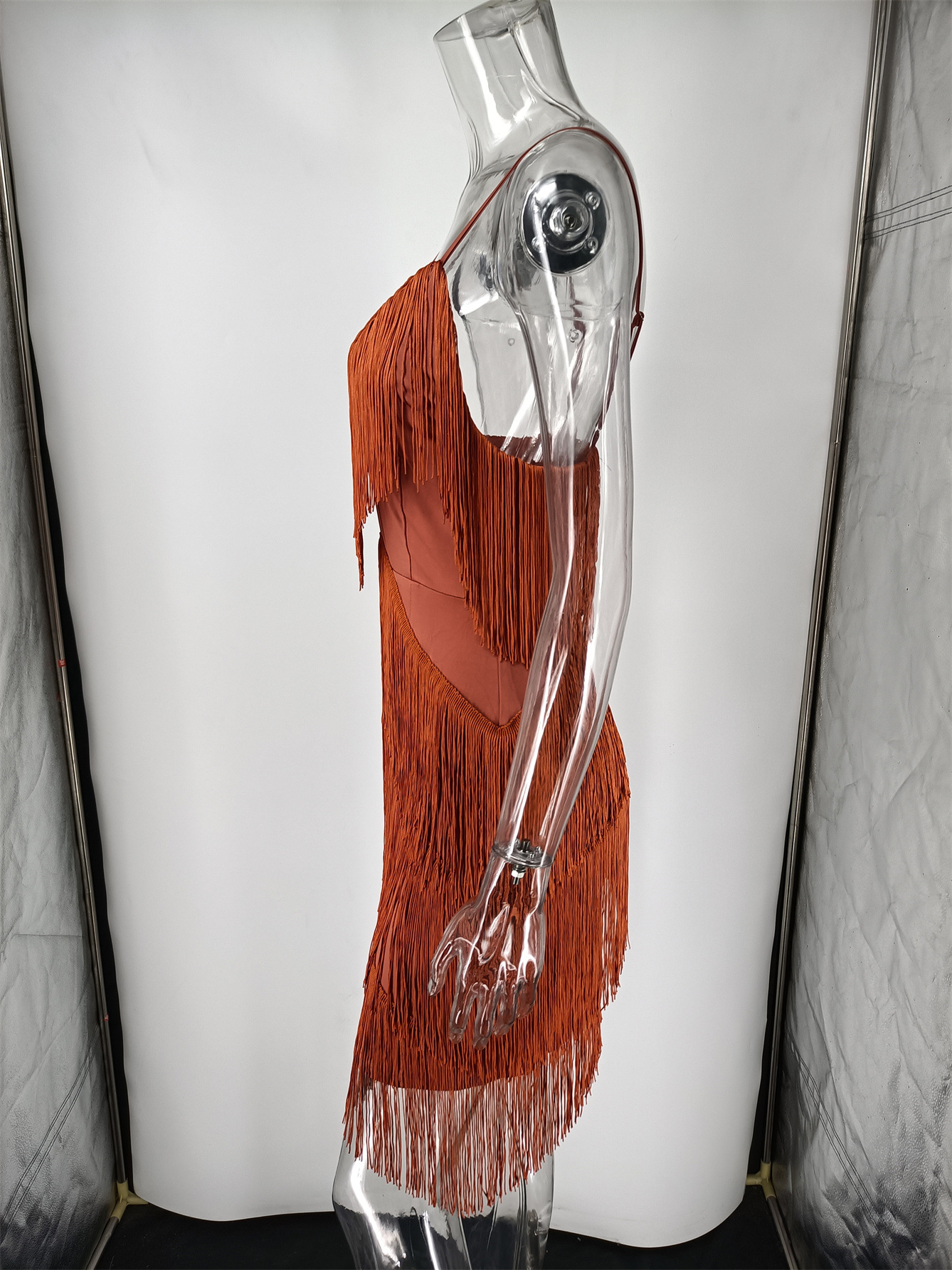 Vestito scollo a v allacciato al collo con frange stile sexy donna_voghion.com