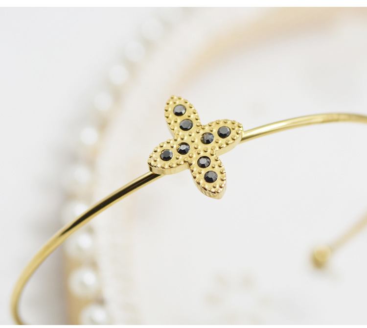 Fashion Simple Titamium Steel Cross Flower-shaped Inlaid Diamond Bracelet display picture 3