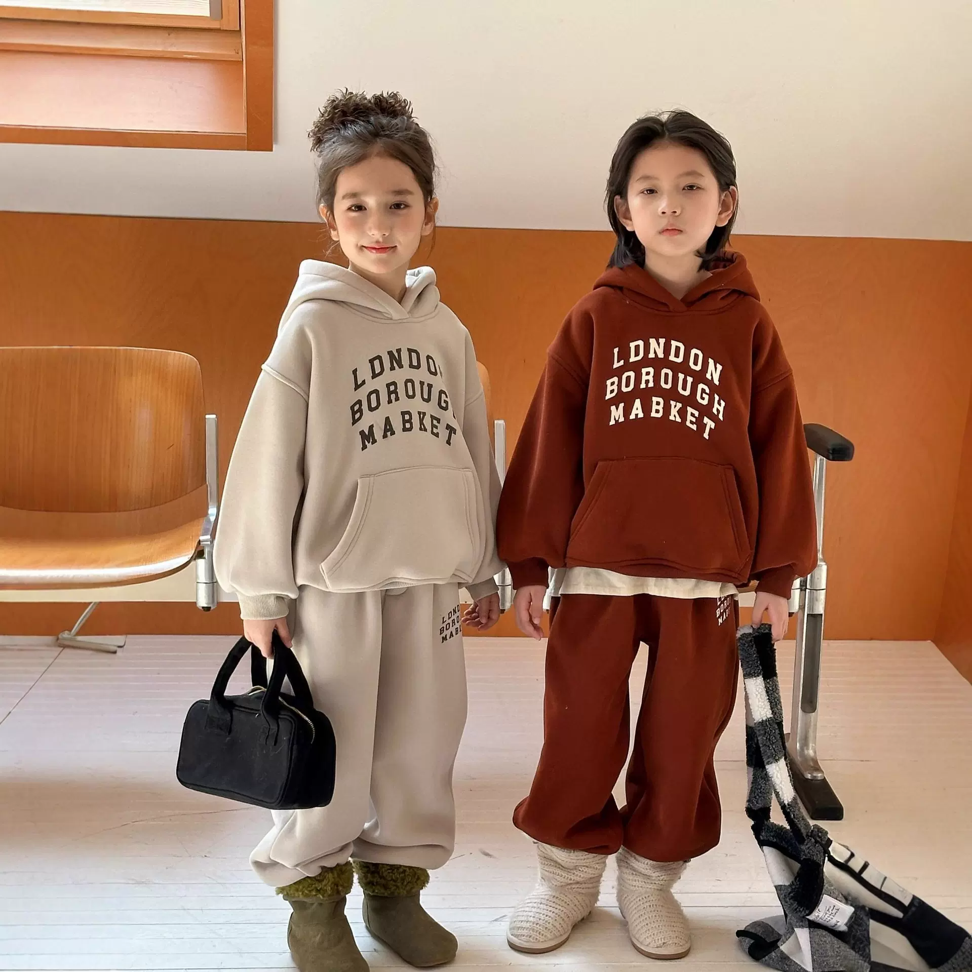 2025冬季新款韩版儿童加绒字母连帽套装男女童休闲保暖卫衣两件套