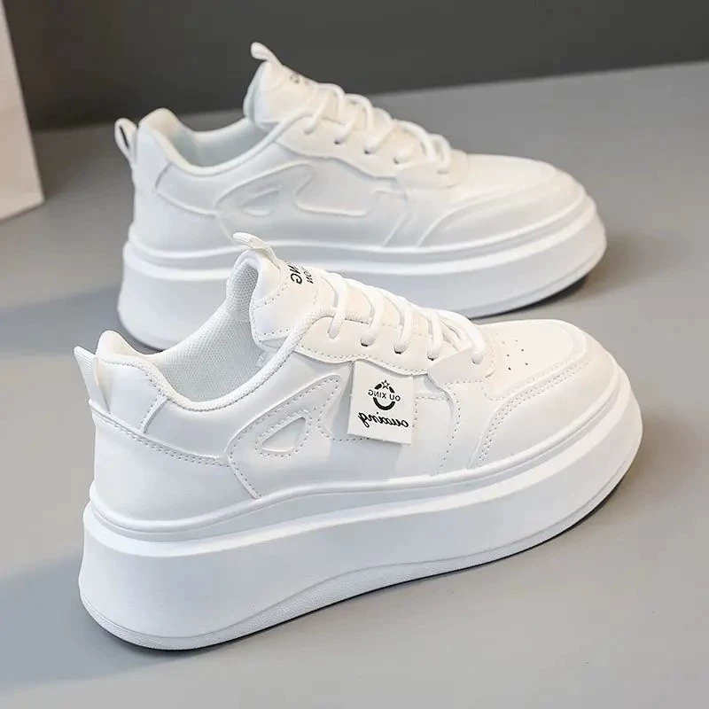 Толстая подошва увеличила обувь для женщин 2024 новые летние повседневные дышащие кроссовки дикая мода нишевые маленькие белые туфли для женщин