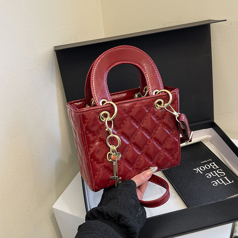 Bolso bolso de mujer con textura de diamante bordado versión coreana de 2025 primavera y verano nicho ins bolso de mensajero de un solo hombro de alto valor