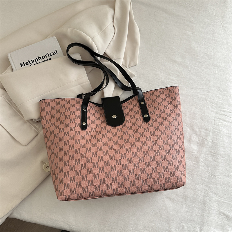 2025 primavera y verano nuevo tipo de gran capacidad portátil bolso de hombro, nicho de diseño casual, moda simple bolso de brazo