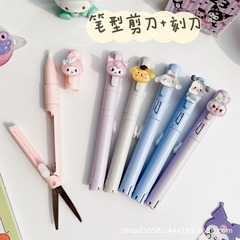 かわいい少女の玉桂犬はペンを折ってはさみを使います。
